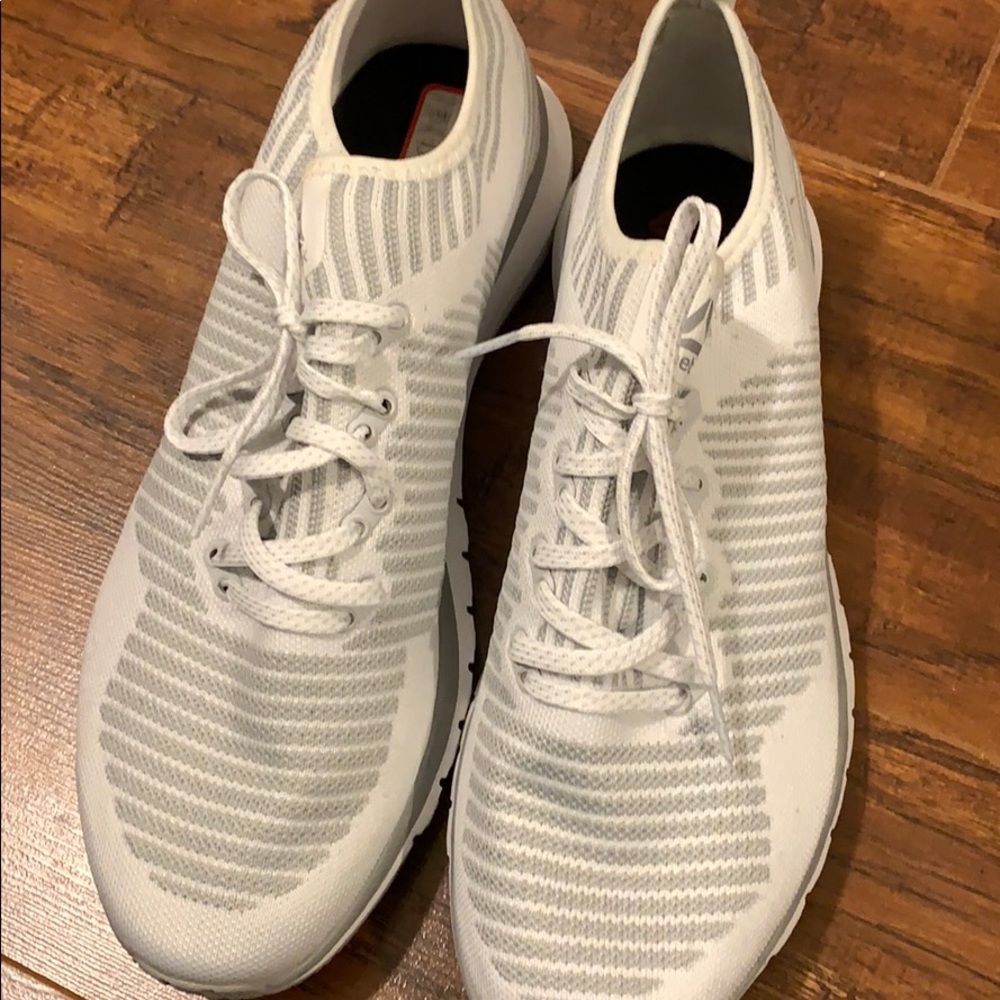 NWOT men’s Reebok print smooth sneaker